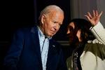 　ホワイトハウスのバルコニーで言葉を交わすバイデン米大統領（左）とハリス副大統領＝４日、ワシントン（ロイター＝共同）