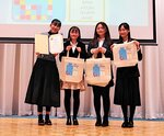 発表を行ったあと記念写真に納まる関西学院千里国際高「チームＮｏｍｕｎｏｍｕ」のメンバーら