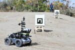 座標などを模様化した標識を基に走行するローバー＝１日、鳥取市浜坂のルナテラス