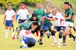 熱いプレーを繰り広げる選手ら＝４日、倉吉市営関金ラグビー場