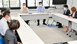 一畑百貨店従業員らの再就職と取引事業者への支援について情報共有する島根県の関係部局の幹部ら＝１５日、県庁