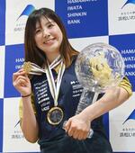 　スノーボードの世界選手権から帰国し、ポーズをとる三木つばき＝２５日、羽田空港