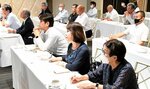 伝統的価値観からの転換を求める金子氏の講演に、メモを取りながら聞き入る会員ら＝２２日、倉吉市山根の倉吉シティホテル