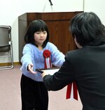 表彰式で林会長（右）から賞状を受け取る受賞者＝１５日、鳥取市富安２丁目のさざんか会館