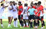 　サッカー男子１次リーグのエジプト―ドミニカ共和国戦で、小競り合いを裁く山下良美主審（右手前）＝ナント（共同）