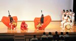 ステージで麒麟獅子舞を披露する部員ら＝２２日、新温泉町湯の夢ホール