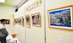 １８年間の成果を紹介している「よねちゃん写真展」＝６日、新温泉町千谷の八田コミュニティセンター