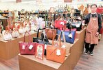 約千点の商品が並ぶほか、革小物の製作体験ができる店内＝豊岡市出石町