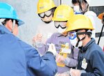 水質検査を体験する児童たち