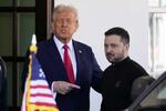 　ホワイトハウスでウクライナのゼレンスキー大統領（右）を迎えるトランプ米大統領＝２月、ワシントン（ＡＰ＝共同）
