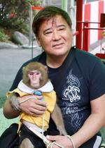 　猿回し師の村崎太郎さん＝４月、栃木県日光市の「おさるランド＆アニタウン」