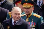 　第２次大戦での対ドイツ戦勝７９年を祝う軍事パレードの後、ロシア・モスクワ中心部の「赤の広場」を離れるプーチン大統領（左）とショイグ氏＝９日（ＡＰ＝共同）