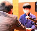 他の模範と認められ表彰される児童（右）