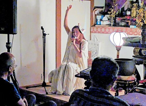ムード満点の会場で語られる神原さんの怪談