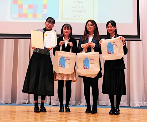 発表を行ったあと記念写真に納まる関西学院千里国際高「チームＮｏｍｕｎｏｍｕ」のメンバーら