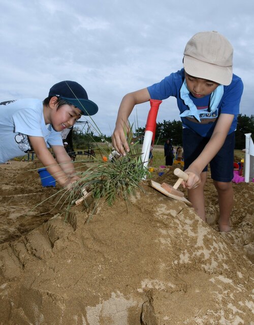 砂遊びに夢中になる子どもたち＝２日、鳥取市浜坂の鳥取砂丘フィールドハウス