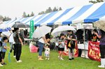 【行列】芝生広場に設けられた飲食ブース。但馬牛串焼きなどには行列ができた＝２２日、新温泉町丹土の県立但馬牧場公園