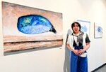 作品の前に立つ出展者の宮内さん