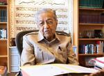 　共同通信との単独会見に応じるマレーシアのマハティール元首相＝プトラジャヤ（共同）