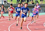 男子４００㍍リレーで鳥取城北の３走永田（１４１）からアンカー大谷（１３８）にトップでバトンが渡る＝ヤマタスポーツパーク陸上競技場