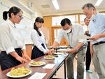 二十世紀梨の剪定枝を使って栽培した梨の葉のクッキーを試食する出席者ら＝１３日、倉吉農業高