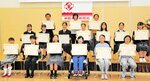 表彰式に臨んだ受賞者の皆さん＝２８日、倉吉市上井町１丁目の新日本海新聞社中部本社