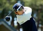 　第１日、１４番でティーショットを放つ藤田さいき。６アンダーで首位＝茨城ＧＣ