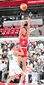 男子準決勝・鳥取城北－福岡第一　鳥取城北は第１クオーターで田中（９）が外角からシュートを決めて１４－８とする＝東京体育館