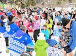 大勢の来場者でにぎわった餅まき＝４日、新温泉町丹土の県立但馬牧場公園