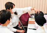 ウィッグについて説明する中野さん（奥）＝１７日、米子市西町