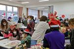 　宮城県多賀城市の鶴ケ谷住宅で開催された自治会のクリスマス会＝２０２４年１２月