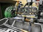 　新基準の金属バットを製造する工場＝２月、横浜市