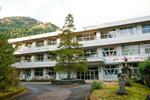 　車エビの養殖が行われている休校となった町立小学校の校舎＝２０２４年１２月、徳島県那賀町