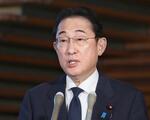 　記者団の取材に応じる岸田首相＝１７日午後、首相官邸