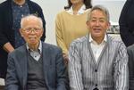 　対馬丸事件を題材にした舞台の制作発表記者会見に出席した演出家の宮本亜門さん（右）と生存者の高良政勝さん＝２４日午後、那覇市