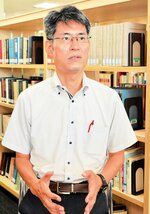 「公共交通の利用につなげる取り組みが必要」と語る加藤教授＝米子市彦名町の米子高専