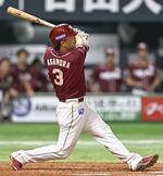 　９回楽天１死一塁、浅村が右中間に勝ち越し三塁打を放つ＝みずほペイペイドーム