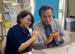 　婚姻届の提出を前に記念撮影に応じる岡崎徹さん（右）とひし美ゆり子さん＝２３日午前、熊本県芦北町役場
