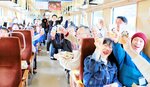 ビールの乾杯で盛り上がる車内