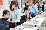 次々平らげ　恒例の全日本わんこほたる大会。味わうもよし、一気に食べるもよし