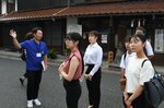 倉吉市の歴史的な町並みを散策する学生たち＝１９日、倉吉市東仲町