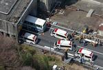 　バス同士の事故があった東京都八王子市の中央自動車道下り線の小仏トンネル付近＝５日午後０時２５分（共同通信社ヘリから）