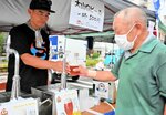 ビールを買い求める来場者（右）