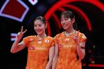　決勝に進出した志田千陽（左）、松山奈未組＝１４日（ゲッティ＝共同）
