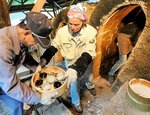 登り窯から運び出される作品