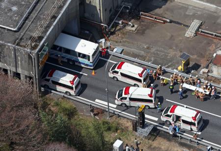 　バス同士の事故があった東京都八王子市の中央自動車道下り線の小仏トンネル付近＝５日午後０時２５分（共同通信社ヘリから）