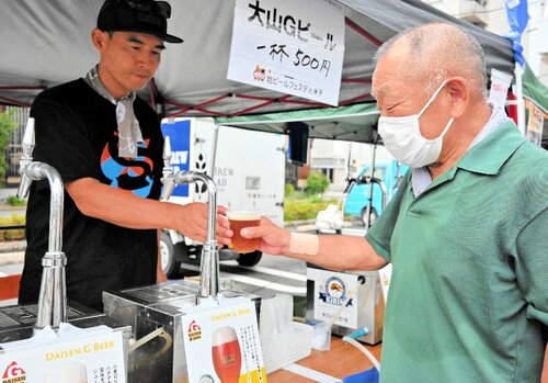 ビールを買い求める来場者（右）