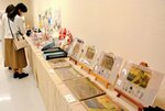 広重作品と人気漫画とのコラボファイルなどが並ぶコーナー＝米子市美術館