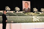 父・省三氏の遺影の前で参列者に謝辞を述べる藤井一博氏＝２０日、湯梨浜町のハワイアロハホール