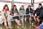 足湯を体験する参加者ら＝９日、湯梨浜町長和田のめぐみのゆ公園